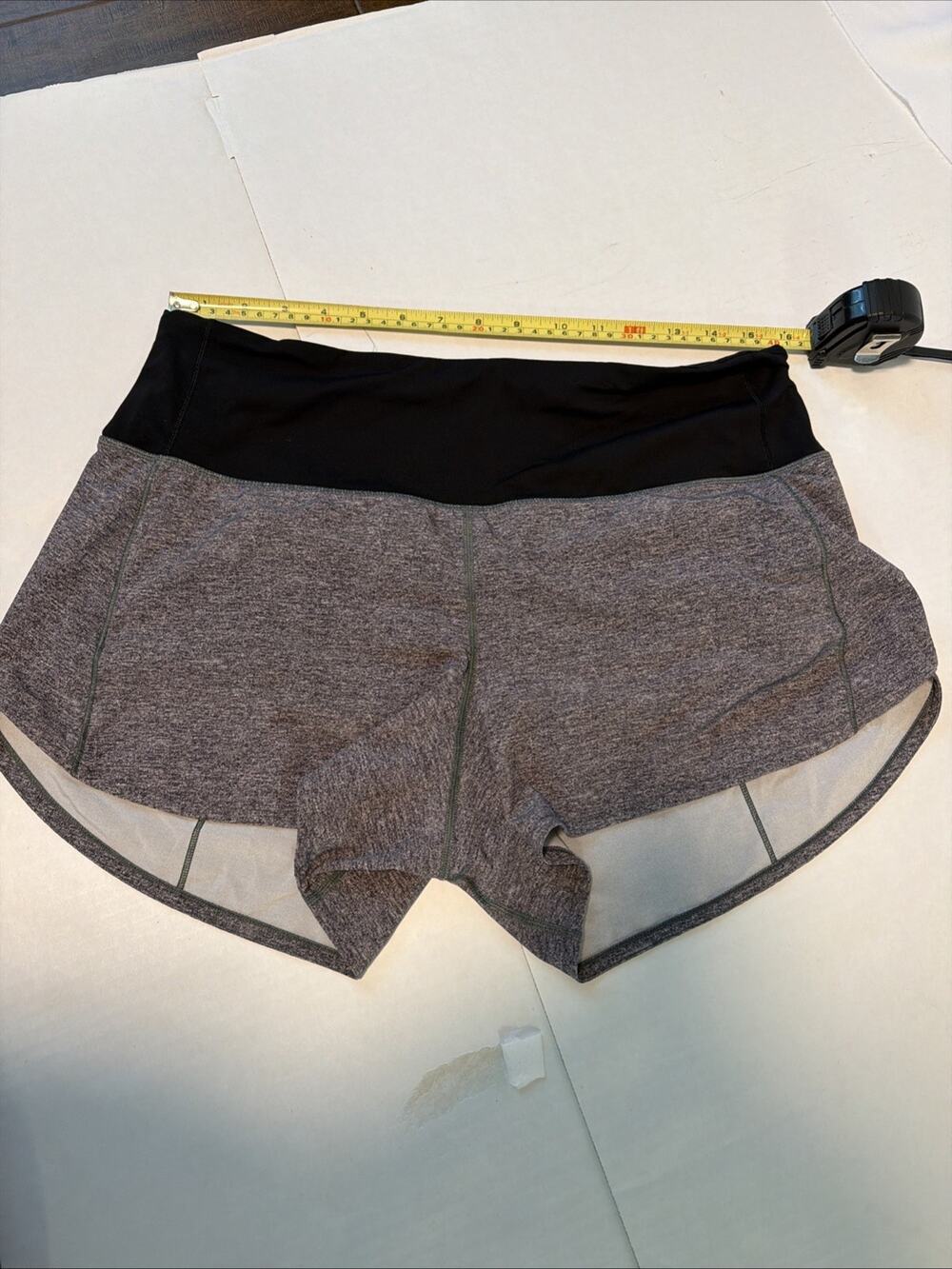 Lululemon Women’s gray black speed up short Size 10 4inch